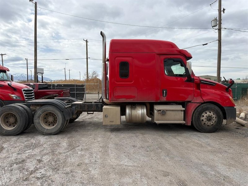 2020 Freightliner Cascadia 1FUJHHDV0LLLC1688