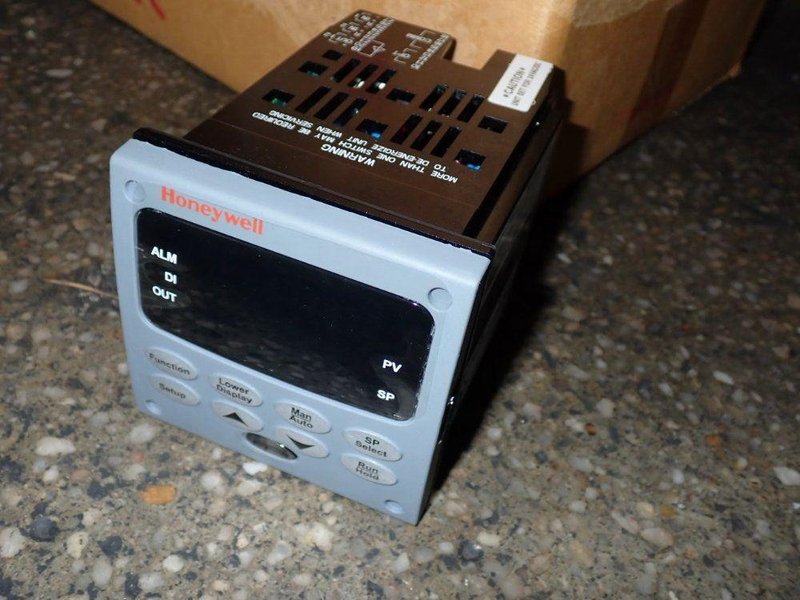 HONEYWELL DIGITAL CONTROLLER  -  UDC3200 / DC3201-CE-100R-210-10000-00-0