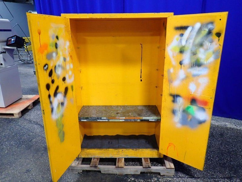 LYON 45 GAL FLAMMABLE LIQUID STORAGE CABINET