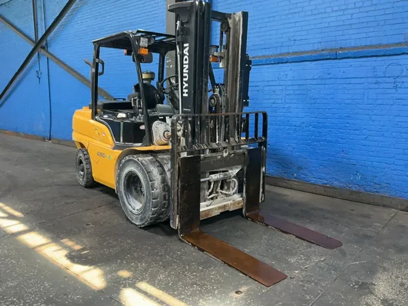HYUNDAI 9020 LBS DIESEL FORKLIFT  -  45D-9