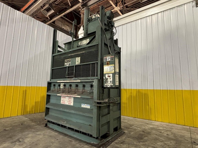 72&quot; X 40&quot; X 48&quot; SELCO VS-6 VERTICAL HYDRAULIC BALER: STOCK# 4091