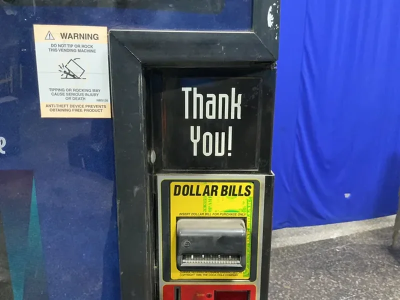 9 SLOTS DRINK VENDING MACHINE