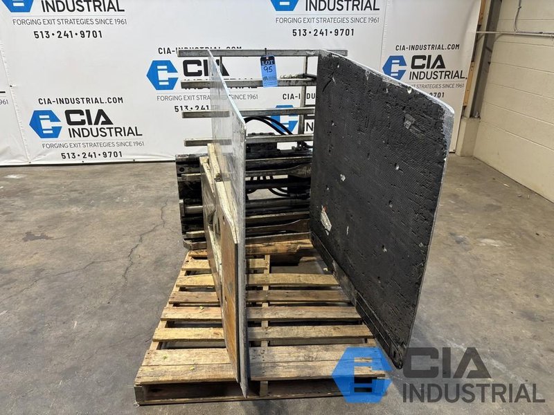 2,500 LB. CASCADE MODEL 25D-CCS-35Q HYDRAULIC CARTON CLAMP ATTACHMENT