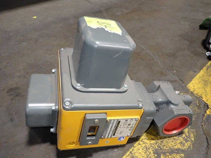 MAXON THREADED GAS SAFETY SHUTOFF VALVE  -  250SMA11-AA11-BB22A0