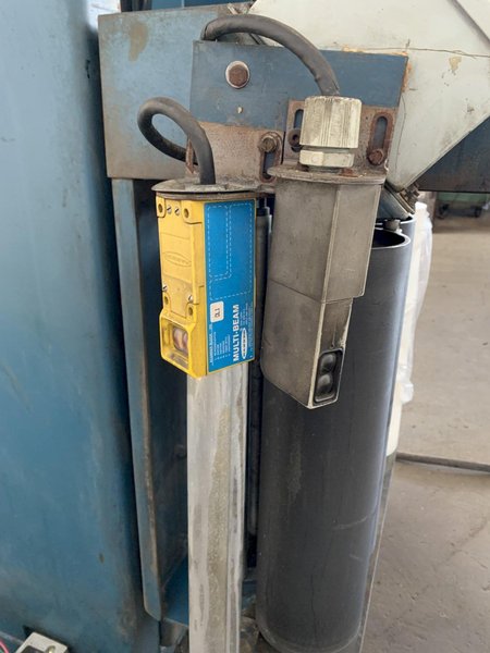 LANTECH V-SERIES DUAL TURNTABLE PALLET WRAPPER. STOCK # 0895024.
