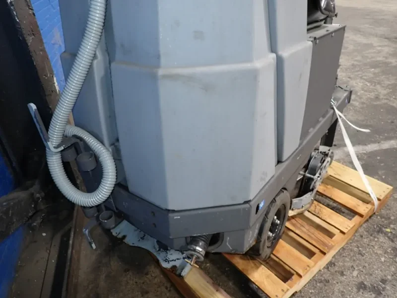 ADVANCE 40" FLOOR SCRUBBER  -  3200C