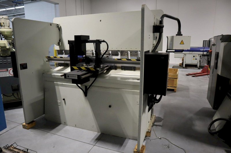 Hurco PA65-25 CNC Hydraulic Press Brake, 71 Ton x 98&quot;, Hurco AutoBend 7 Control and Back Gauge, Large Assortment of Dies