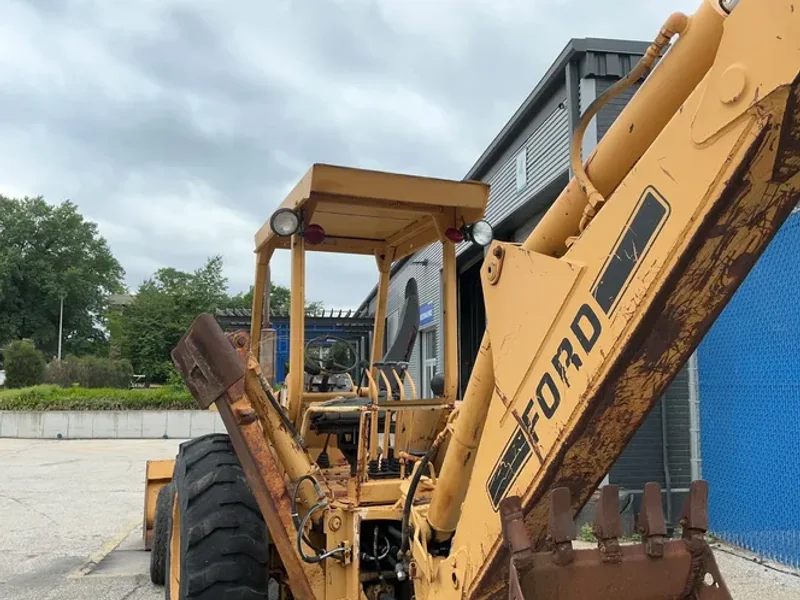 FORD BACKHOE   -  555