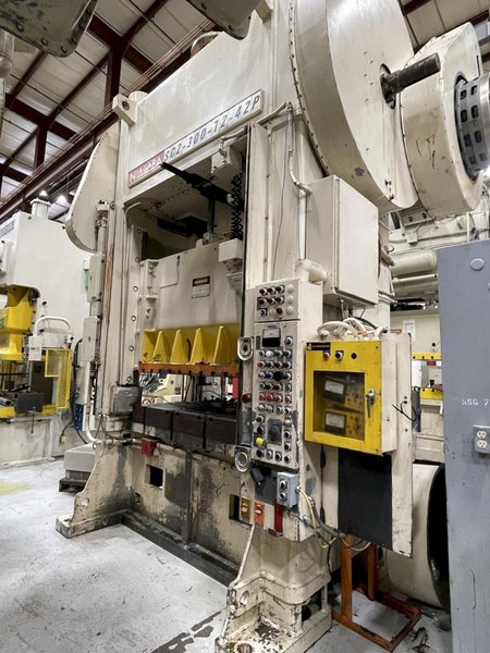 300 ton Niagara SC2-300-72-42P Used Straight Side Double Crank Mechanical Metal Stamping Press For Sale, Year 1980
