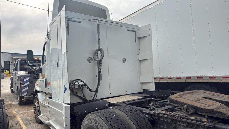 Freightliner Cascadia Day Cab LNG, 2014 – Cummins ISX12 G 400 HP, 10 Speed, Natural Gas Tractor