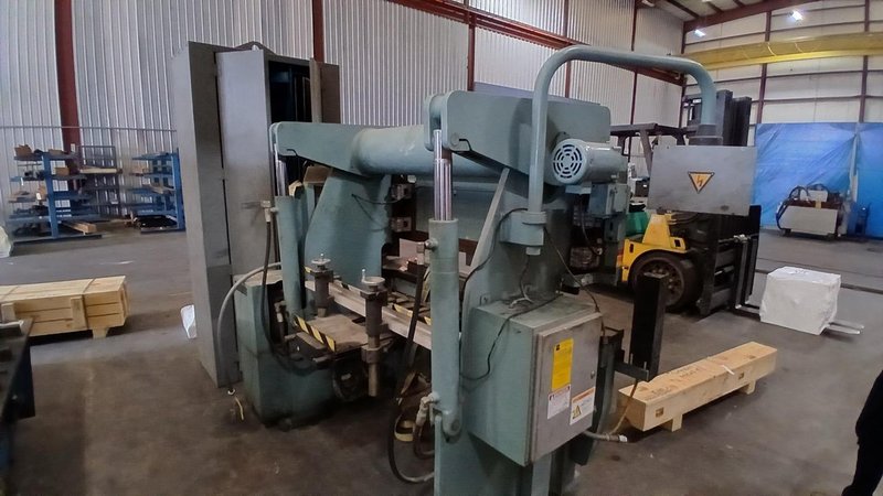60 Ton x 6′, Accurpress, 7606, Hydraulic Press Brake, 1995 – CNC Backguage, Tooling and Cabinet Included