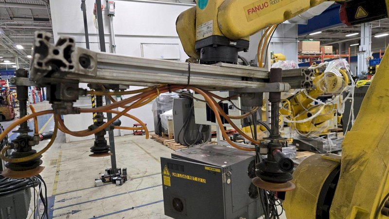 FANUC M-16IB/20 + R-J3IB ROBOT ARM AND CONTROL PANEL NO TEACH PENDANT USED