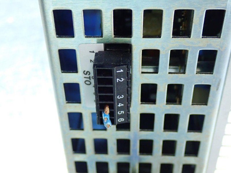 ALLEN BRADLEY 1.0KW, 2.0A OUTPUT, 2.7A INPUT KINETIX SERVO DRIVE  -  2097-V34PR3-LM