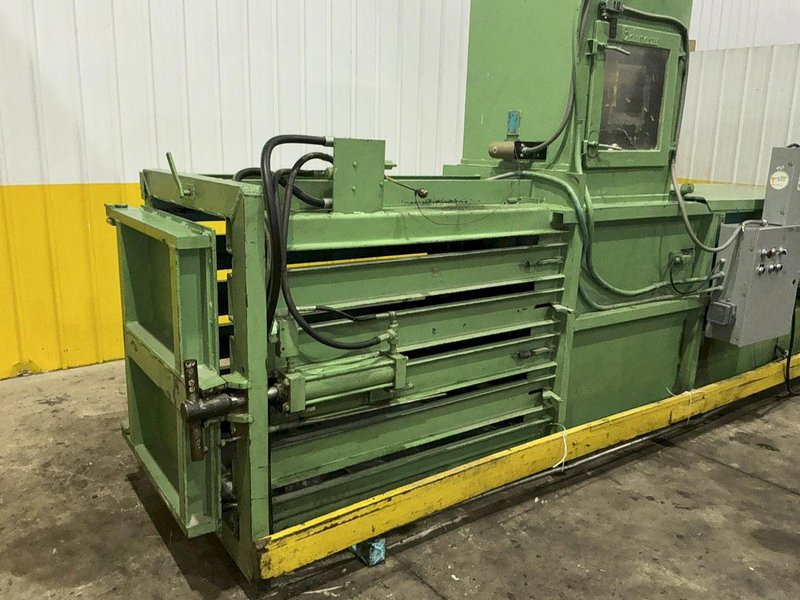 30" X 42" BALEMASTER CLOSED DOOR HORIZONTAL HYDRAULIC BALER: YOBRO #25088