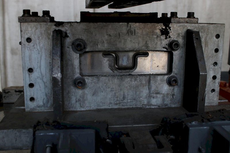 25 TON SAMCO 4 POST CUTOFF PRESS: STOCK #76398