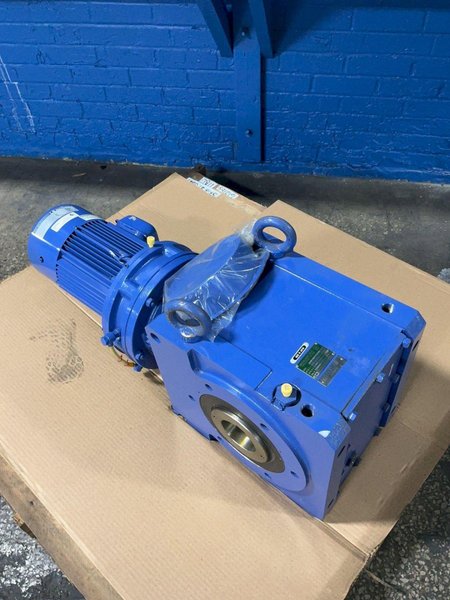 SUMITOMO 5 HP GEAR DRIVE   -  LHYM5-D4165-Y3-B-179
