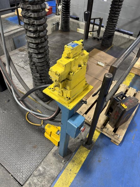 100 TON DAKE 18-255 HYDRAULIC 4 POST SPOTTING PRESS. STOCK # 0889925