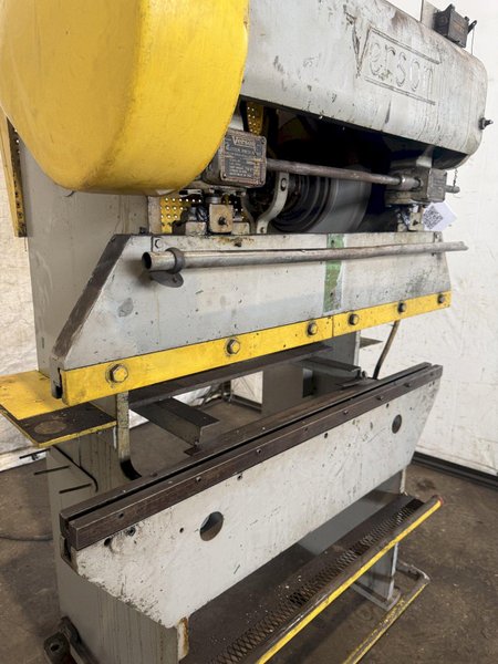 15 TON X 48" VERSON 16-48 PRESS BRAKE. STOCK # 0219526.