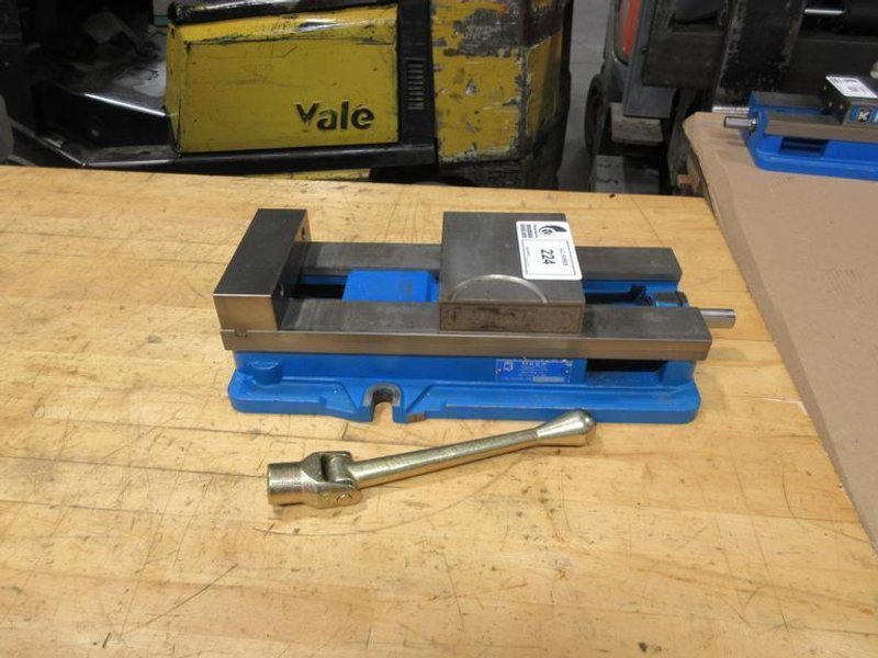 Kurt D688 6" AngLock CNC Milling Vise – w/ Handle- Auction Item