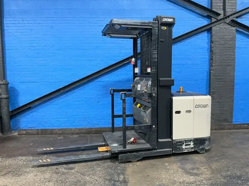 Crown 3000 Lbs Electric Order Picker - Sp3510-30