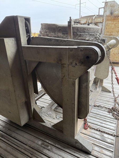 Lindberg model 61-mnp-400-g 400# gas fired motorized nose pour furnace with gas system and blower and controls