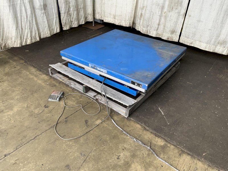 3300 LB GLOBAL INDUSTRIAL HYDRAULIC SCISSOR LIFT TABLE: STOCK #81180