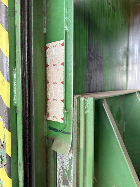 VERTICAL HYDRAULIC BALER. STOCK #0447725