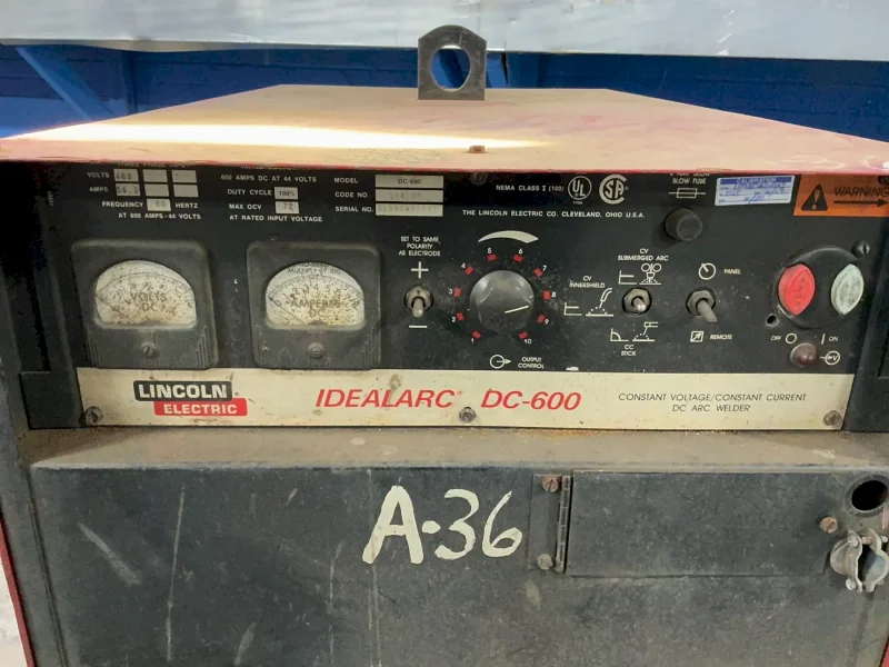 LINCOLN ELECTRIC 600 A WELDER  -  IDEALARC DC-600