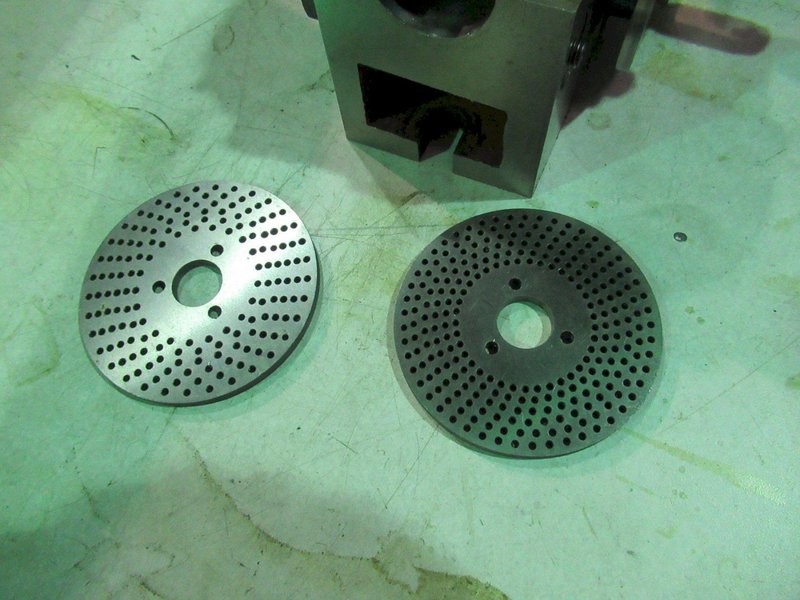 Tilting Dividing Head with Chuck and (3) Dividing Plates- Auction Item