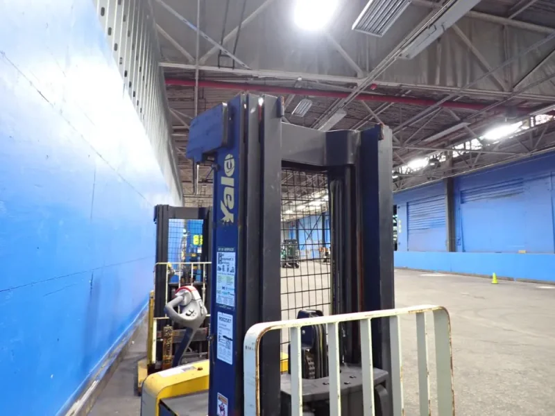 YALE 3000 LBS ELECTRIC STRADDLE LIFT  -  MRW030LEN24TE078