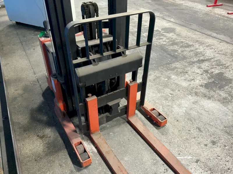 TOYOTA 2450 LBS ELECTRIC ORDER PICKER   -  6BWR15
