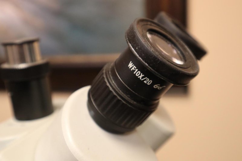 Toolmakers Microscope: AM Stereo 1X-3X  Microscope, w 1.5X Lens and WF 10X/20 Eyepiece Lenses, Scherr Tumico Traveling Stage with Micrometer Hand Travels- Auction Item