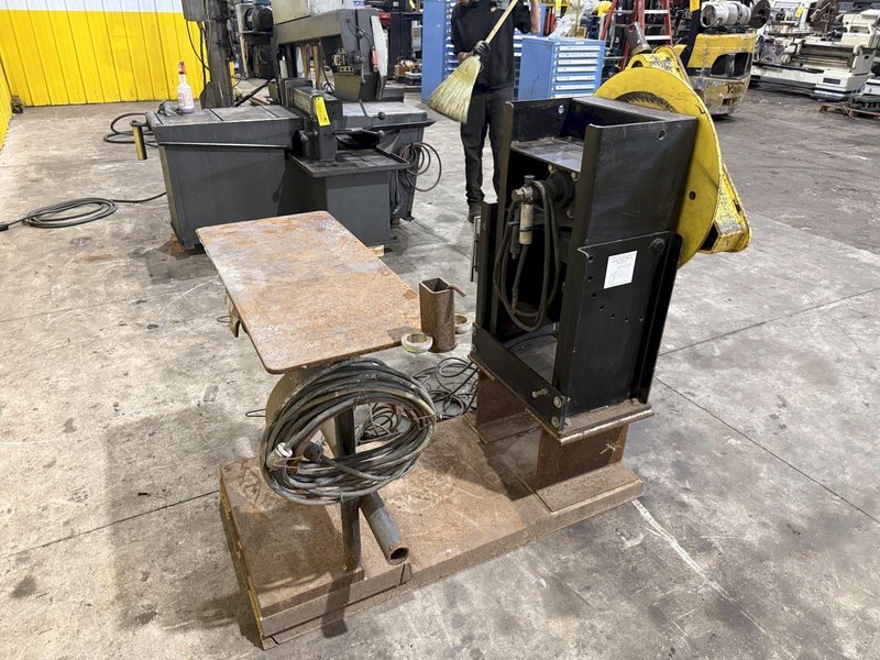 1,250 LB STINGER MODEL #P-1250 PIPE WELDING POSITIONER WITH 30" GRIPPER CHUCK: YOBRO #25216
