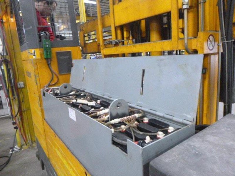 8,000 Lbs. (3700 kg) Hubtex Model MSU37 Electric Multidirectional Sideloader