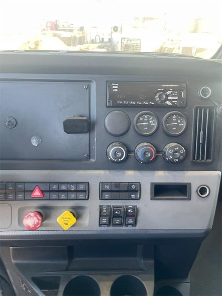 2020 Freightliner CA126SLP - Cascadia  3AKJHHDR2LSLR4945