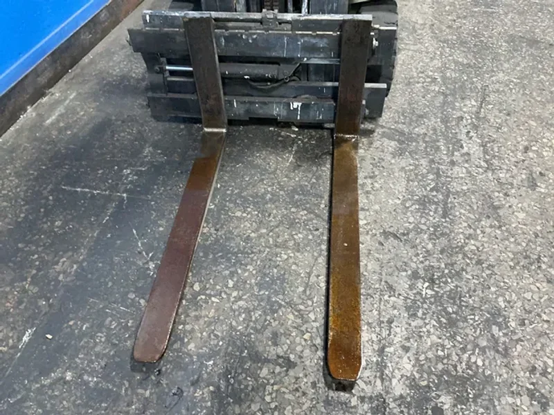 CLARK EQUIPMENT 2350 LBS ELECTRIC FORKLIFT  -  TM12