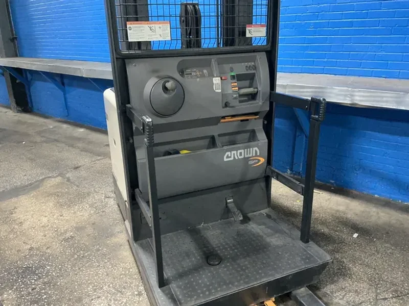 Crown 2750 Lbs Electric Order Picker - Sp3520-30