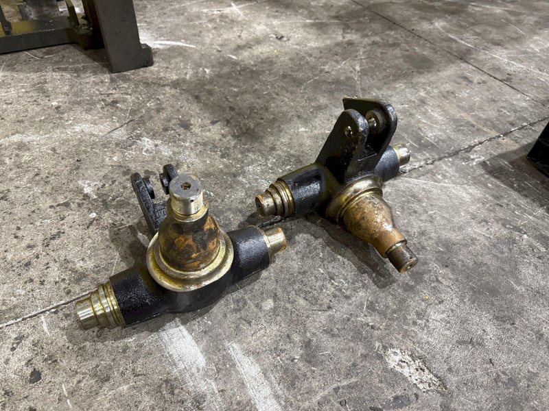 30,000 LBS SUPERIOR FAB MODEL #98-105-617 FORKLIFT MAST: YOBRO #23993