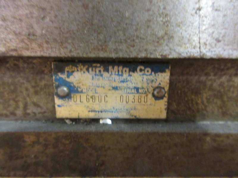 Kurt DL-600C 6&quot; Double Lock Machine Vise W/ Jaws &amp; Handle- Auction Item