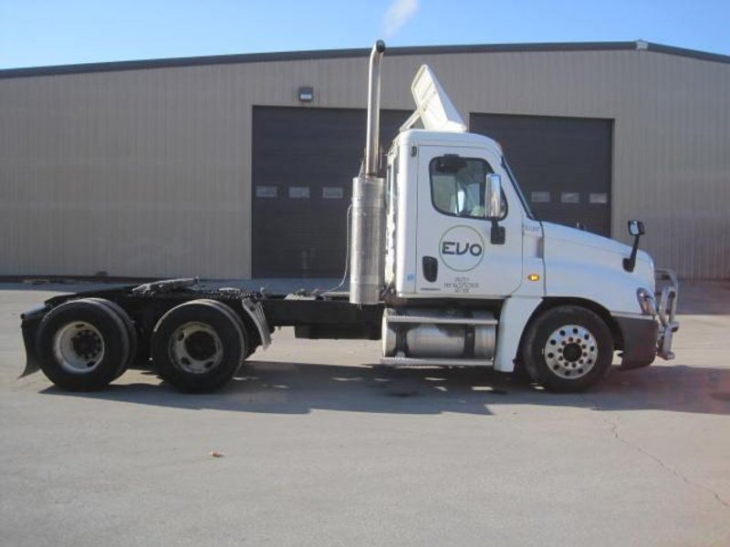 2010 Freightliner Cascadia Day Cab Semi Truck