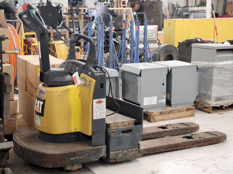 6,000 LB CAT 24V RIDE-ON PALLET JACK. STOCK # 0686524.