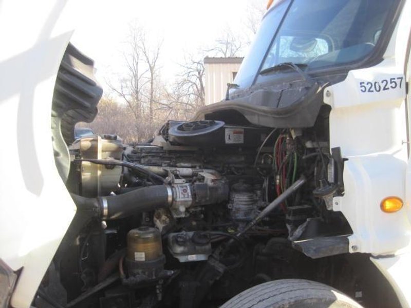 2010 Freightliner Cascadia Day Cab Semi Truck