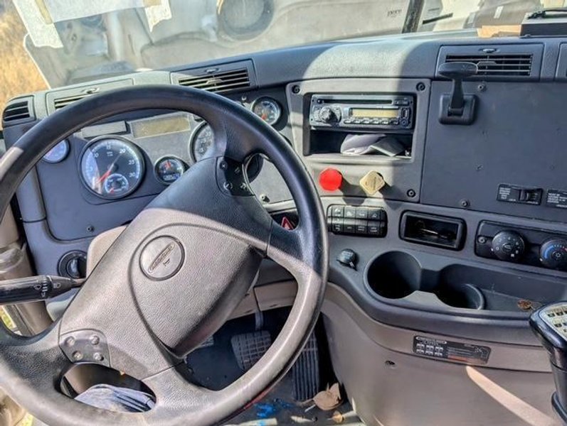 Freightliner Cascadia Day Cab LNG, 2014 – Cummins ISX12 G 400 HP, 10 Speed, Natural Gas Tractor