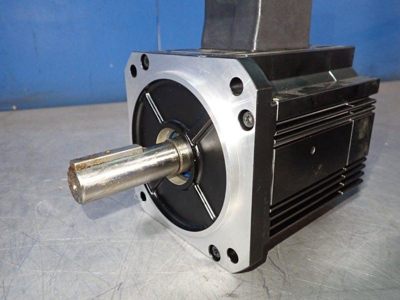 OMRON 0.9 KW AC SERVO MOTOR  -  R88M-K90010F-BS2
