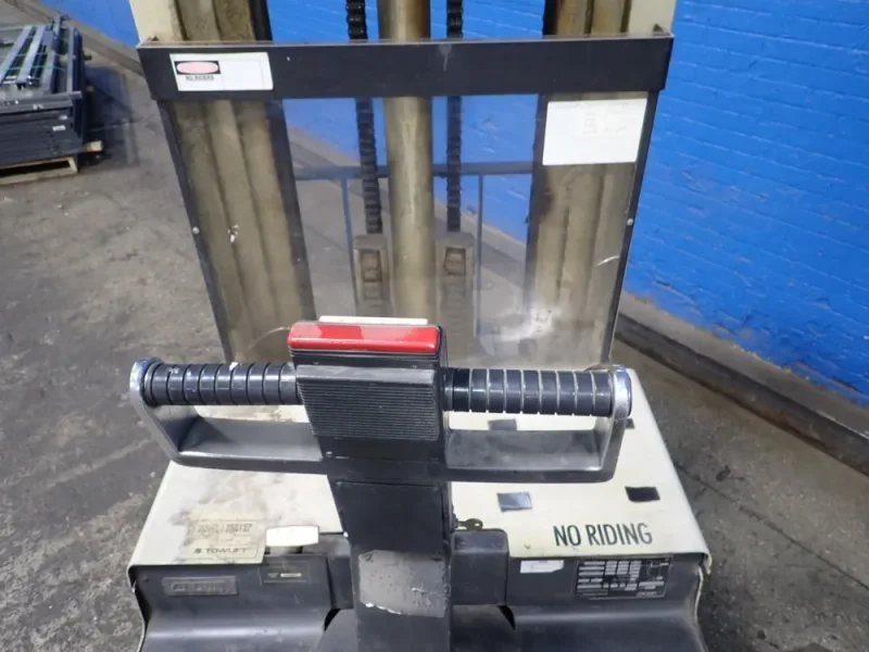 CROWN 3000 LBS ELECTRIC STRADDLE LIFT  -  30WTT-S