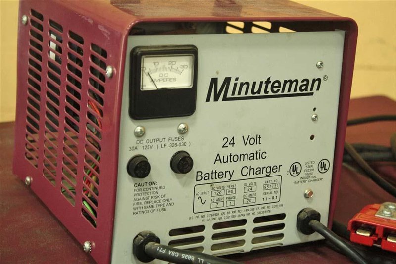 MINUTEMAN POWERBOSS 26 FLOOR SCRUBBER: 56238