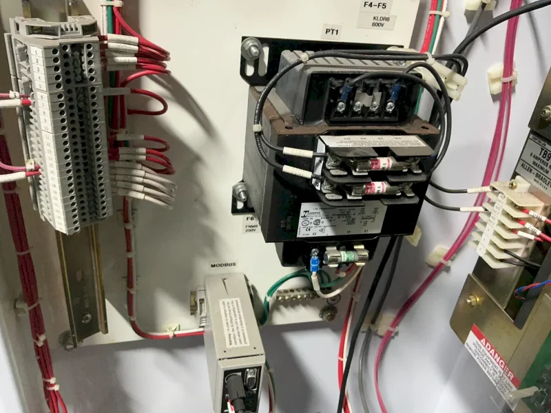 ALLEN-BRADLEY 1336 PLUS II SENSORLESS VECTOR VARIABLE FREQUENCY DRIVE  -  1336F-BP300-AN-EN909-L6-NCM-MX909