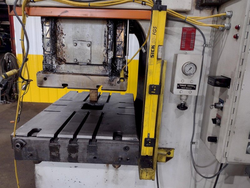 110 TON PACIFIC MODEL #110PF-OBS HYDRAULIC PRESS: STOCK #18261