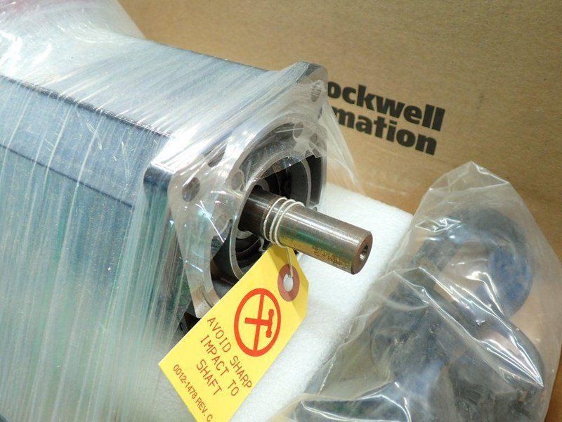 ALLEN BRADLEY MP-SERIES KINETIX SERVO MOTOR  -  MPL-B320P-HK24AA