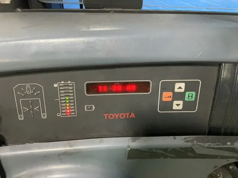 TOYOTA 3000 LBS ELECTRIC ORDER PICKER  -  6BPU15